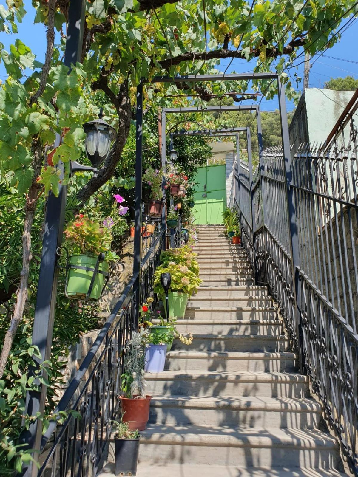 בראט Sara Guesthouse מראה חיצוני תמונה